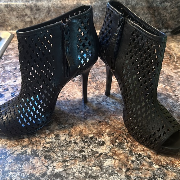 Gianni Bini Sz. 7.5 Black Leather Cut out Stiletto - Picture 3 of 8